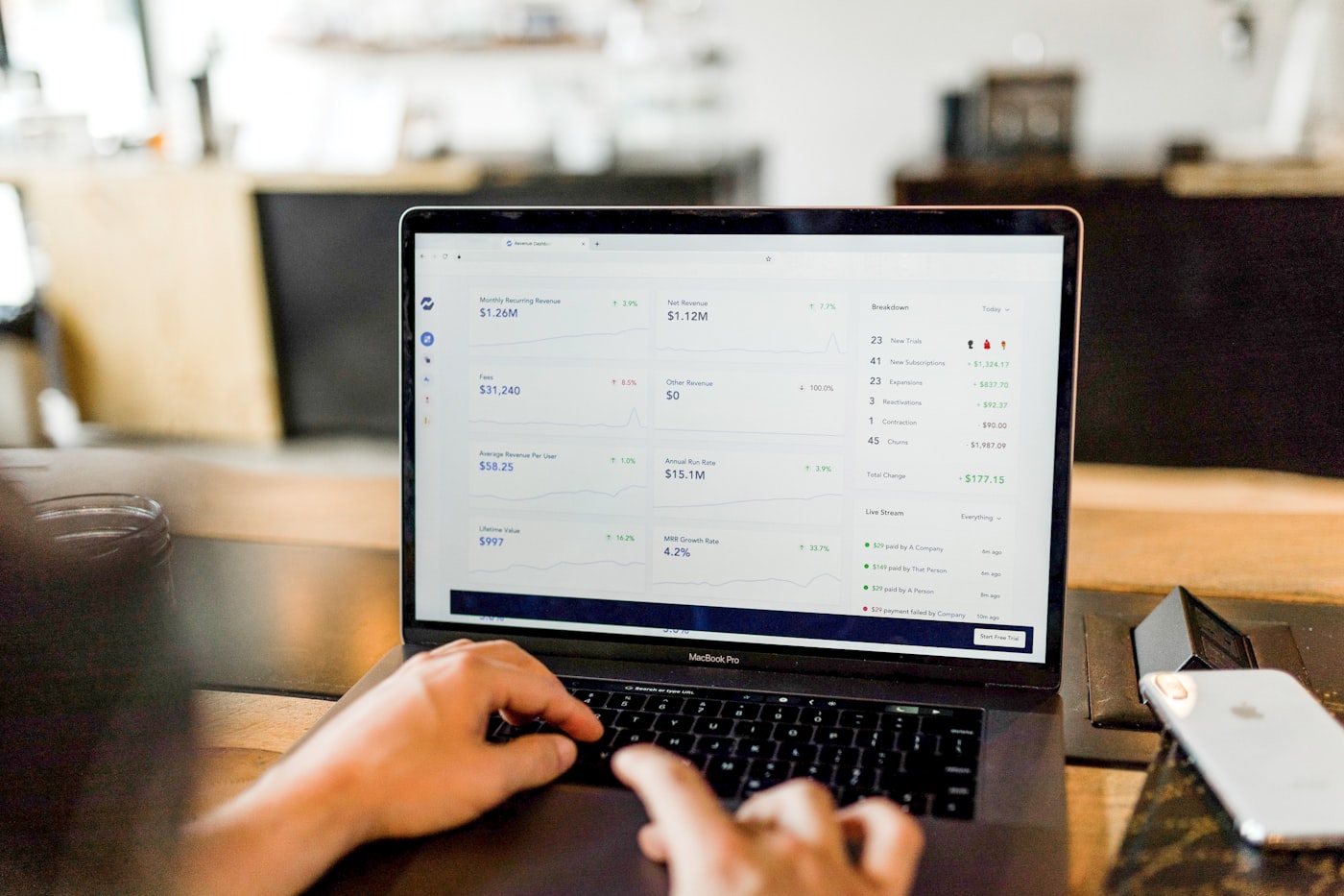 Cliente revisando el diseño de su web en el portátil